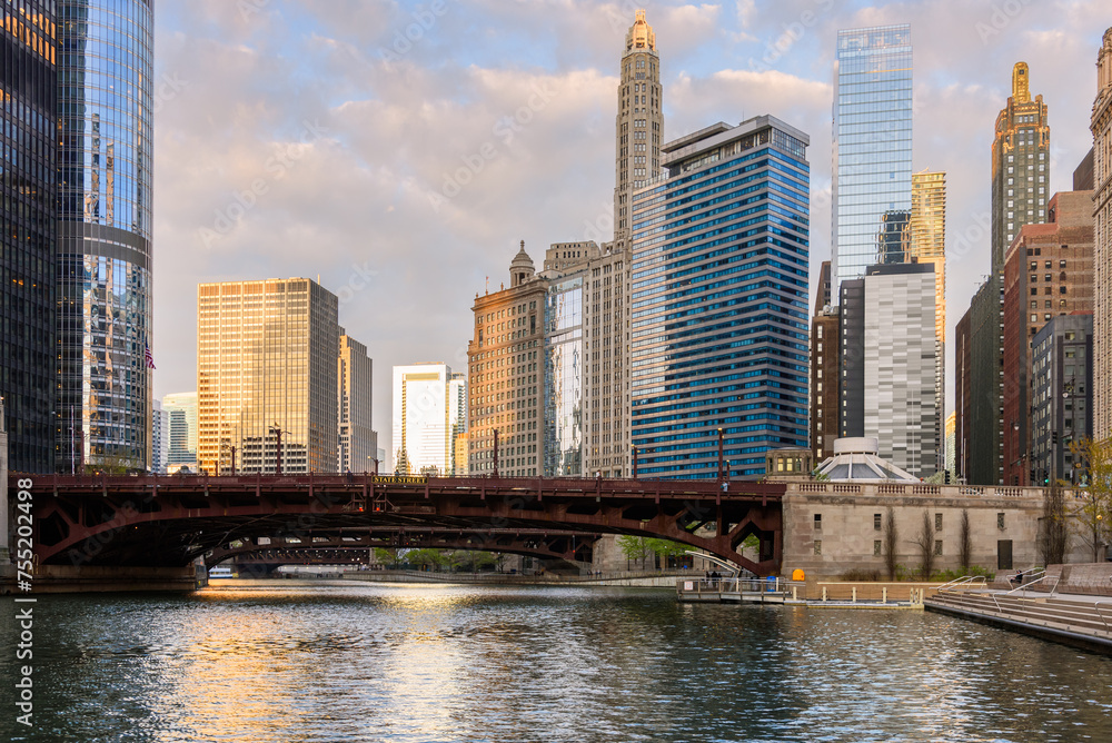 Obraz premium View of Chicago skyline and river at sunset in spring