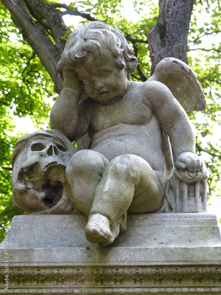 Statue d'Angelot et crâne dans un cimetière