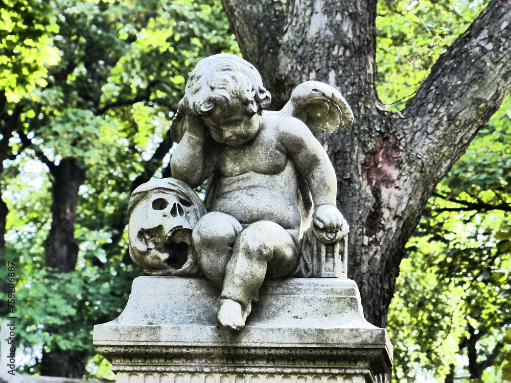 Statue d'Angelot et crâne dans un cimetière