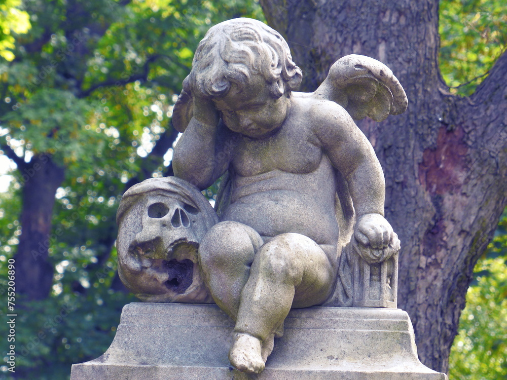 Statue d'Angelot et crâne dans un cimetière Statue d'Angelot et crâne dans un cimetière