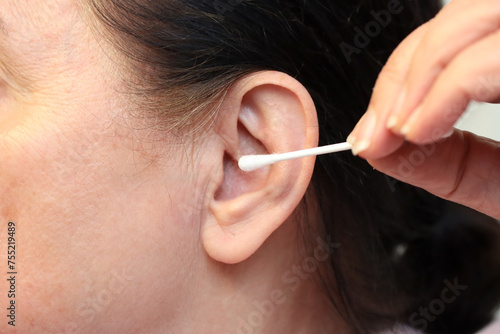 Ohrenpflege mit einem Wattestäbchen photo