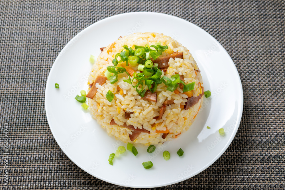 炒飯(チャーハン)、青ねぎ有り。丸く盛り付けたもの。
