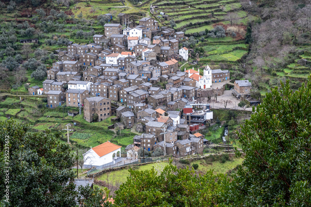 Obraz premium The historical village of Piódão is reminiscent of a crib because of the harmonious way in which its houses are arranged in the form of an amphitheatre