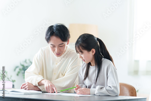 Fotografija 女の子に勉強を教える家庭教師