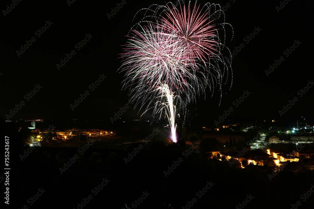 fuegos artificiales iluminando pueblo con puente sobre rio fuegos artificiales iluminando pueblo con puente sobre rio