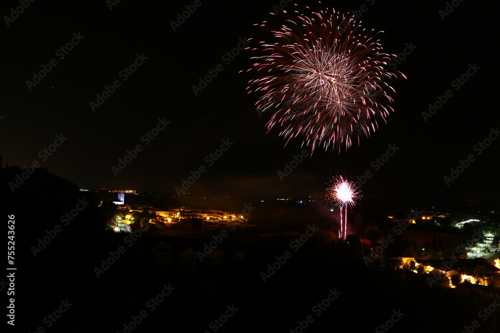 fuegos artificiales iluminando pueblo con puente sobre rio fuegos artificiales iluminando pueblo con puente sobre rio