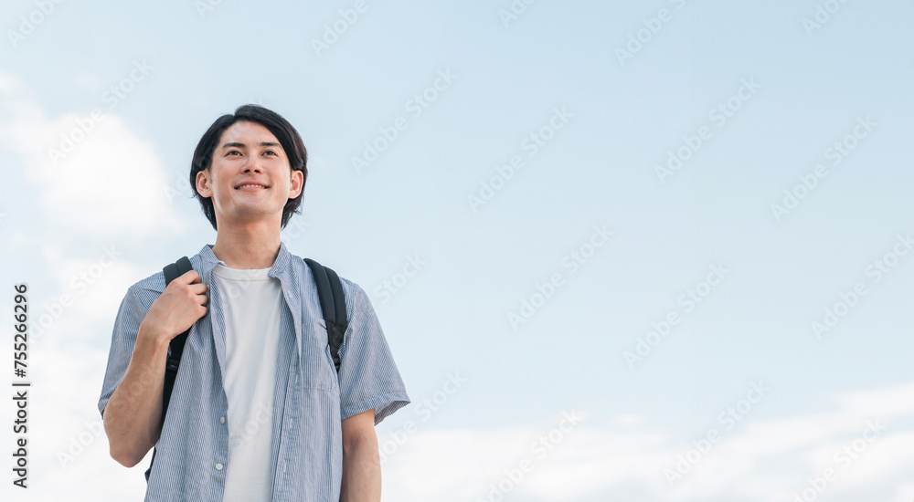 青空の下にいる笑顔の学生・大学生の男性(進学・受験・チャレンジ・希望・目標)
青空の下にいる笑顔の学生・大学生の男性(進学・受験・チャレンジ・希望・目標)