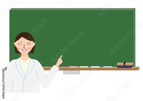 黒板の前で指さす白衣を着た女性