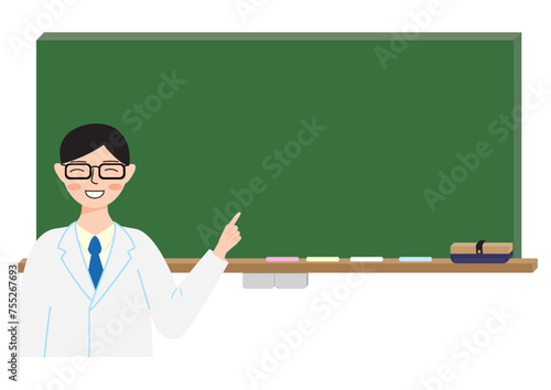 黒板の前で指さす白衣を着た男性