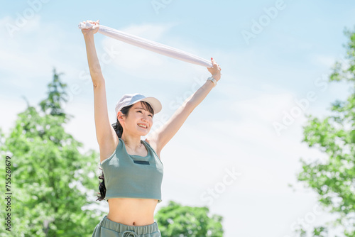 公園で運動・トレーニング・ウォーキング・ストレッチする女性(タオル・発汗・デトックス) 