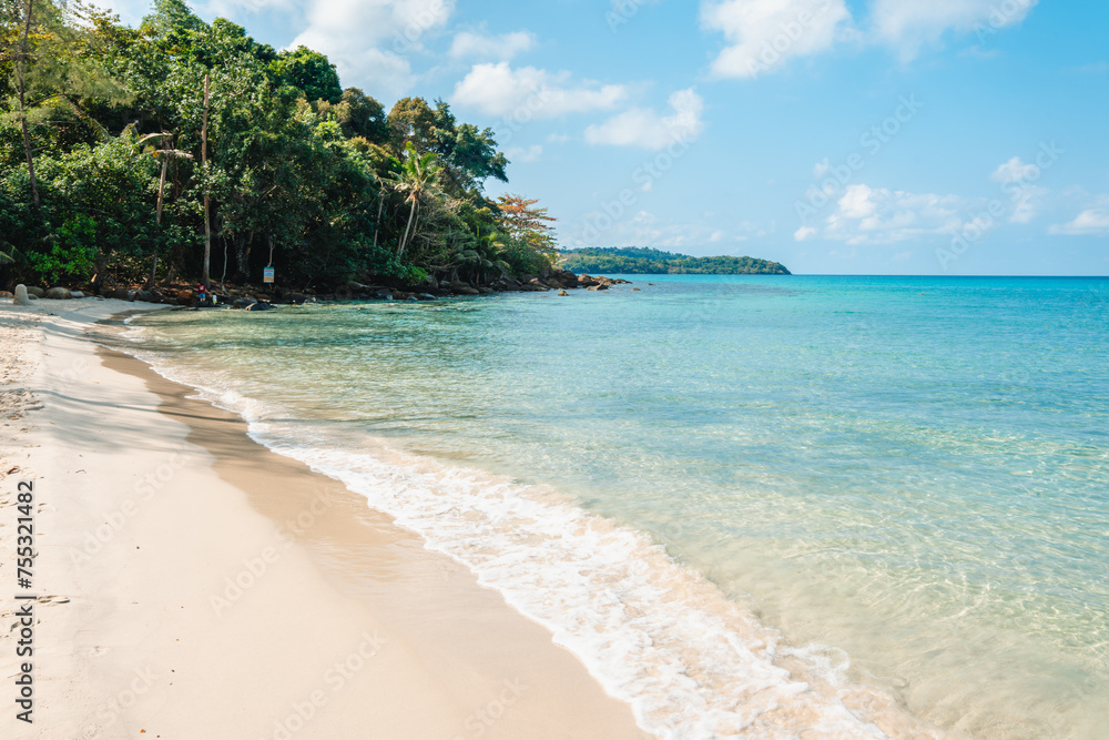Fototapeta premium Sea,The water is very clear at the beach on the island