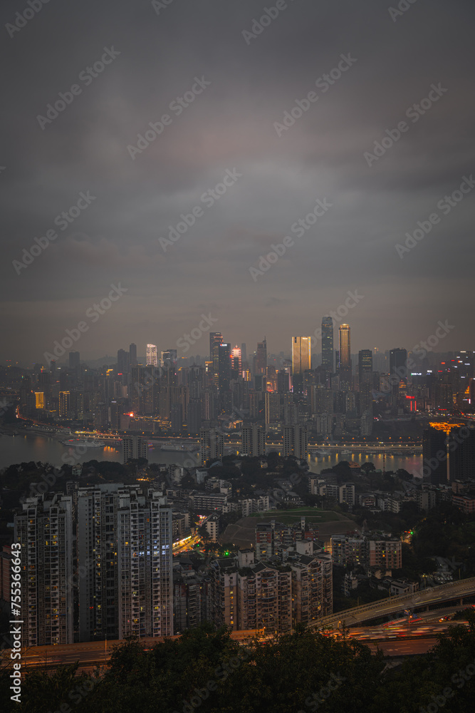 Obraz premium Chongqing, China downtown city skyline over the Yangtze River.
