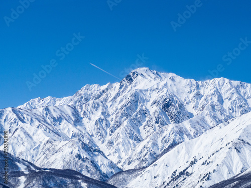 冬の白馬村 冠雪した北アルプスと五竜岳