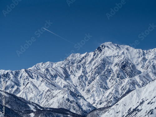 冬の白馬村　冠雪した北アルプスと五竜岳