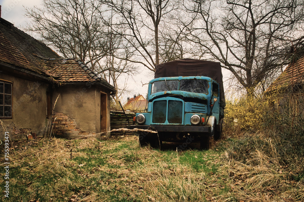 Old Abandoned Truck - Verlassener Ort - Beatiful Decay - Verlassener Ort - Urbex / Urbexing - Lost Place - Artwork - Creepy - High quality photo
