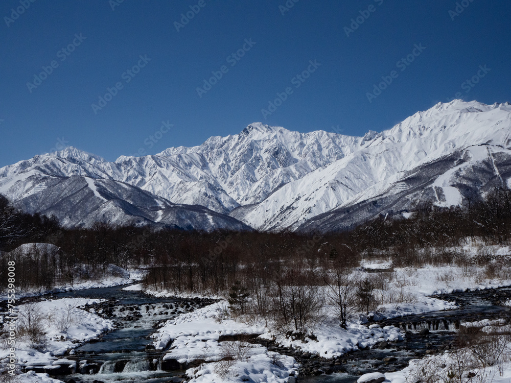 Fototapeta premium 冬の白馬村 冠雪した北アルプス、五竜岳と松川