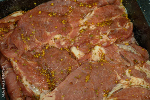 Zamarynowane mięso wieprzowe z całymi ziarnami gorczycy 