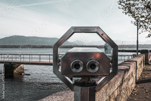 longue vue au bord du lac Léman, sur les quai de Versoix, Suisse photo