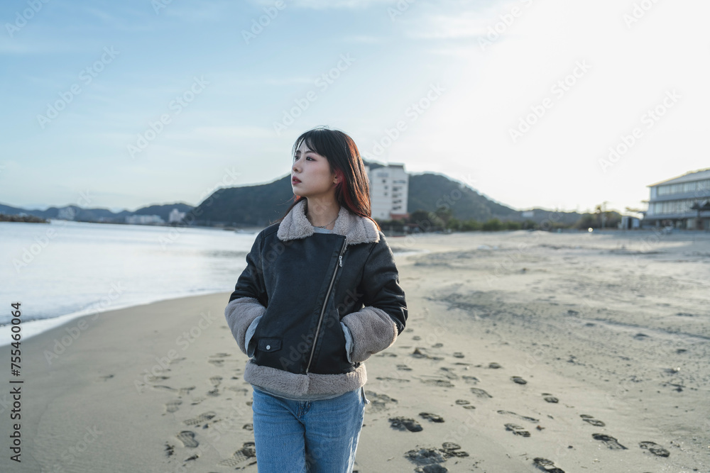 海を旅する女性