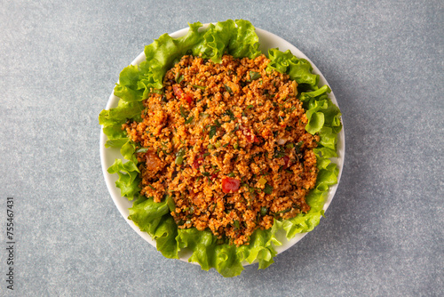 Obraz na płótnie Traditional delicious Turkish foods: bulgur salad - kisir w salonie