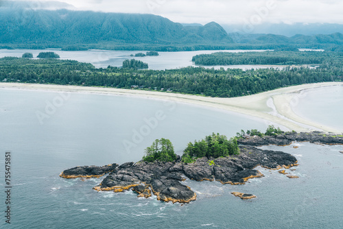 Obraz na płótnie Aerial of Tofino inlet with islands w salonie