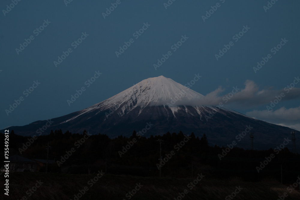 Fototapeta premium 朝霧高原と富士山