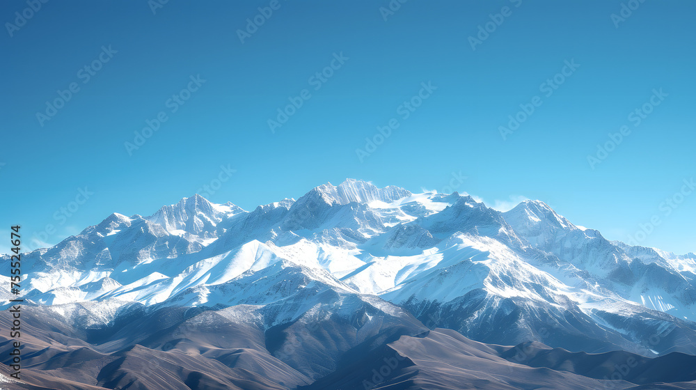 Obraz premium Snow-capped mountain ranges against a clear blue sky background