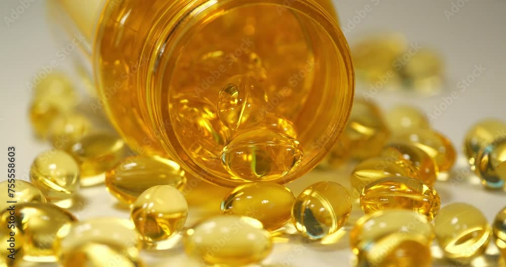 Vidéo Stock Yellow gelatin capsules with fish oil, or vitamin D3, and