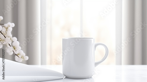 Mug blanc ou tasse de th    caf  . Mock-up.   l  ments d  coratifs. Fond pour conception et cr  ation graphique. 