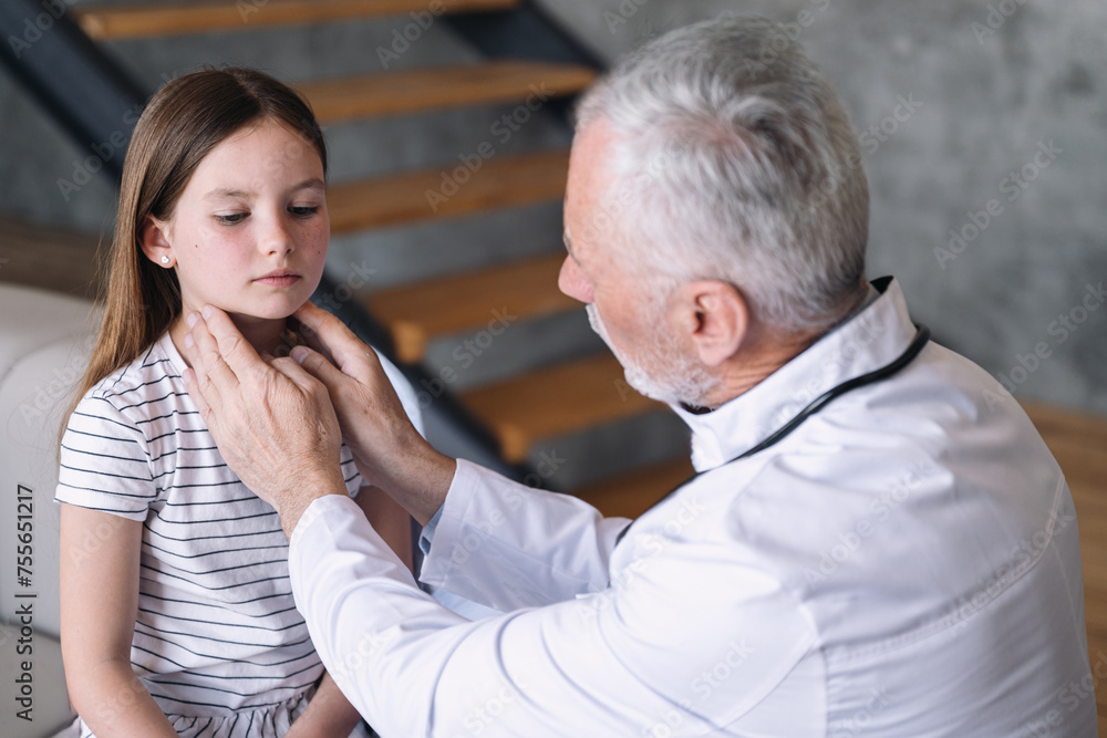 Naklejka premium Doctor conduct medical examination throat and diagnosis health of girl patient