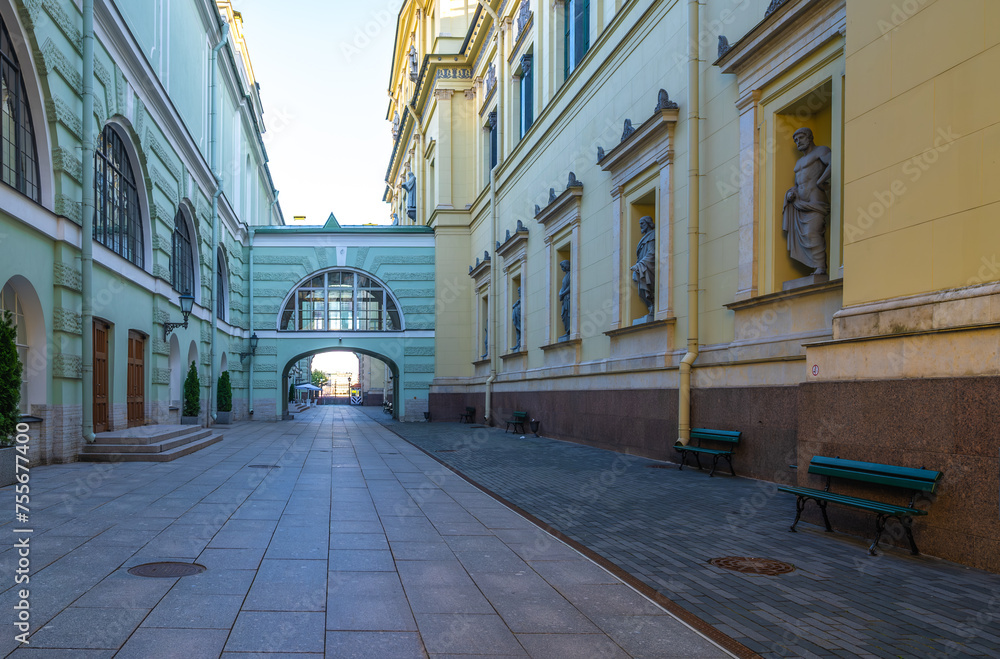 Obraz premium The sidewalk between the buildings in the historical center of St. Petersburg.