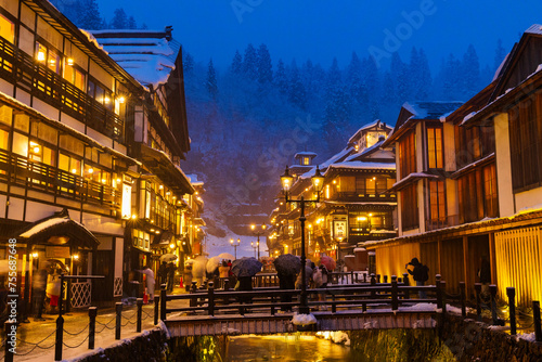 雪降る夜の銀山温泉