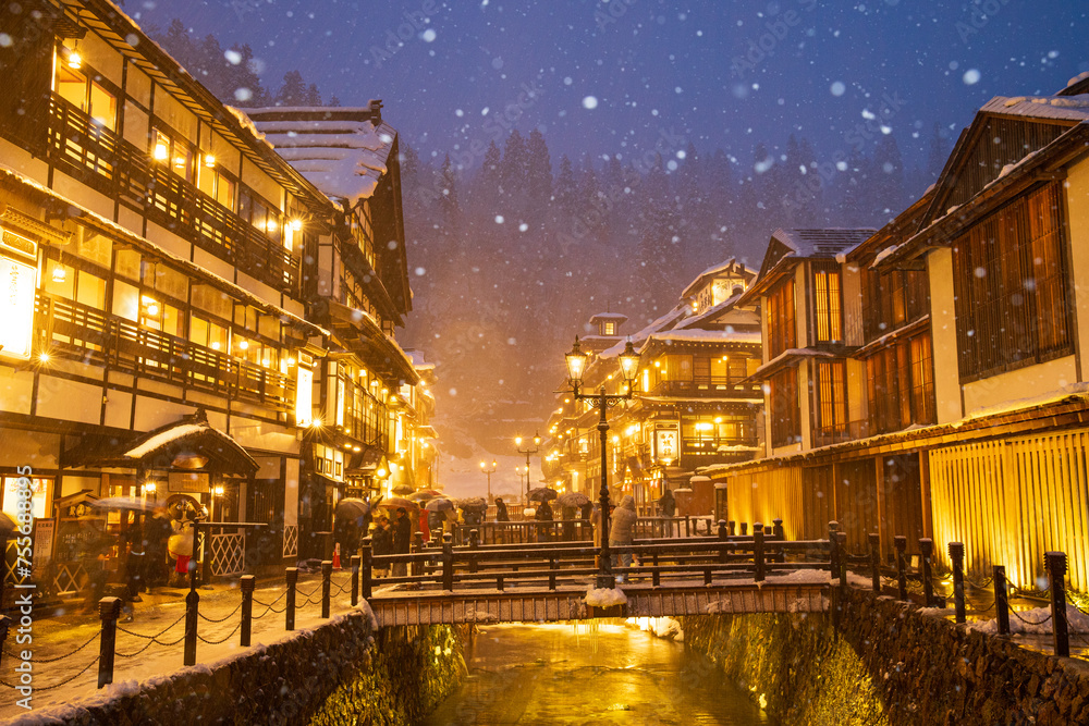 雪降る夜の銀山温泉