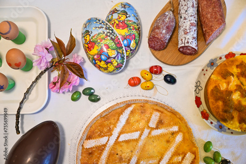 Foto Easter Breakfast whit Colomba Pasquale or Easter Dove,  eggs, corallina salami, Pizza al formaggio and pastiera napoletana cake from Napoli Italy