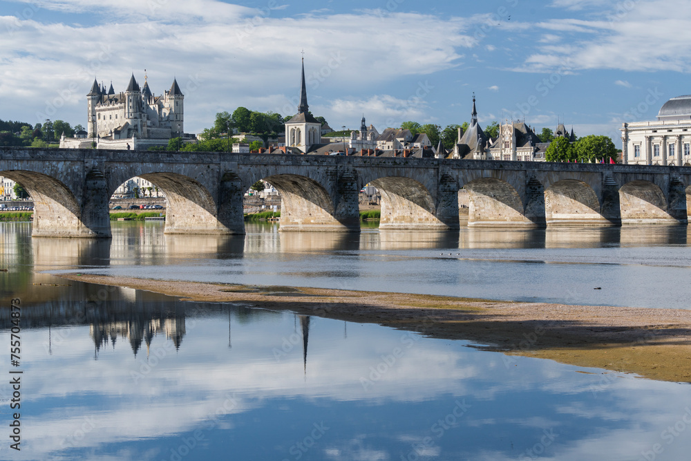 Fototapeta premium Pont Cessart über die Loire, Saumur, Val de la Loire, Frankreich