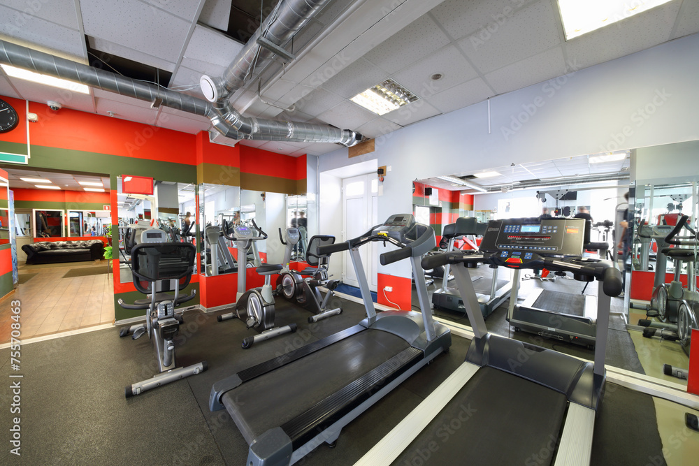 Empty modern gym with many simulators for body-building training - obrazy, fototapety, plakaty 