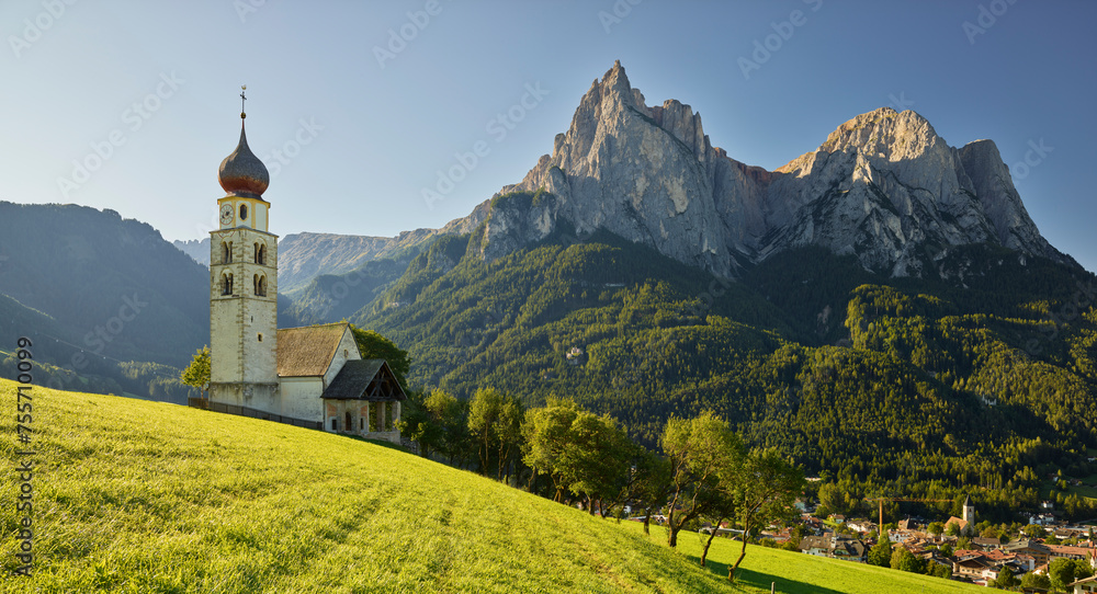 Fototapeta premium St. Valentin, Schlern, Kastelruth, Südtirol, Italien