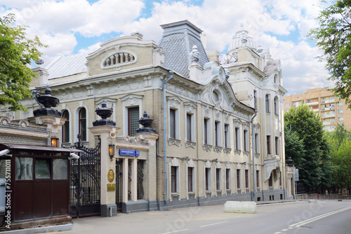 Foto Old beautiful embassy of India building in Moscow, Russia at summer