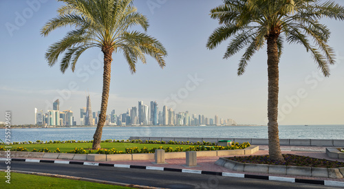 Palmen an der Corniche Promenade, West Bay, Doha, Katar photo