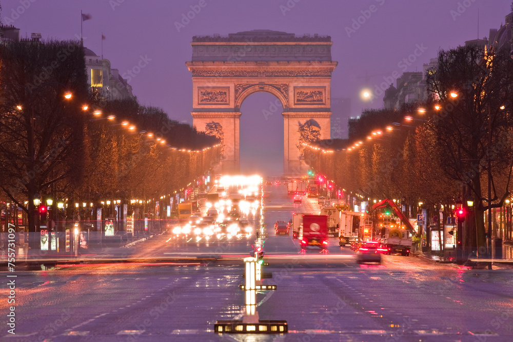 Frankreich, Paris, Ile de France, Élysée, 8. Arrondissement, Triumpfbogen, Arc de Triomphe, Avenue des Champs Élysée, Nacht, Lichtspuren - obrazy, fototapety, plakaty 