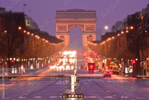 Frankreich, Paris, Ile de France, Élysée, 8. Arrondissement, Triumpfbogen, Arc de Triomphe, Avenue des Champs Élysée, Nacht, Lichtspuren