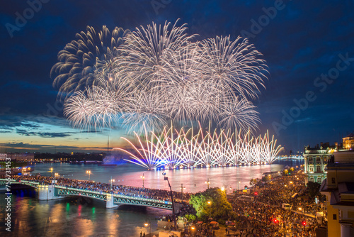 Bilde på lerret Crowd on Palace Bridge look at fireworks at night in St