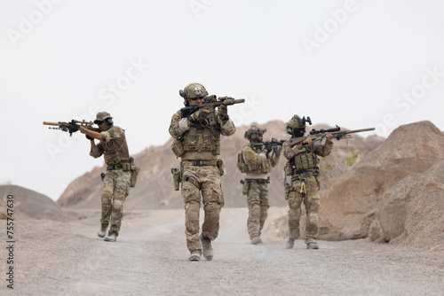 Obraz na plátně Soldiers patrol patrols in afghanistan
