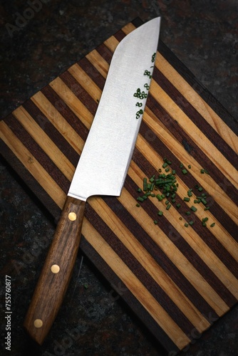 Knife details, stripped cutting board ciboulette 