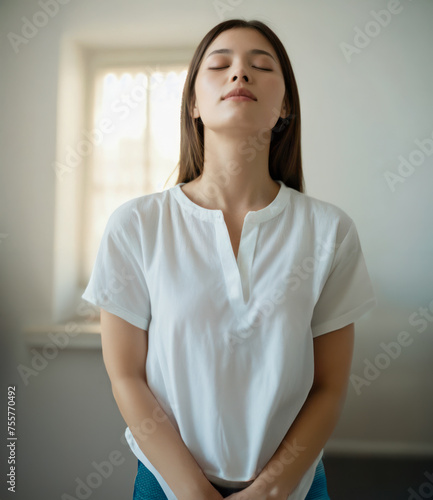 上を向いて目を閉じ深呼吸をする健康的な女性のイメージ  Image of a healthy woman looking up, closing her eyes and taking a deep breath