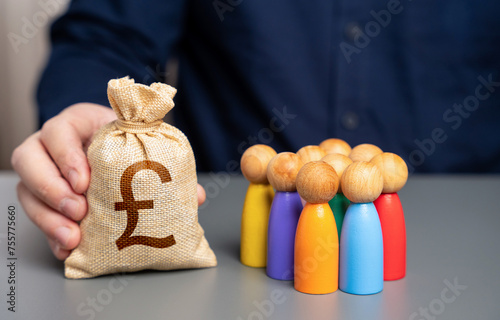 Canvastavla A businessman holds a british pound sterling money bag near a group of people figurines