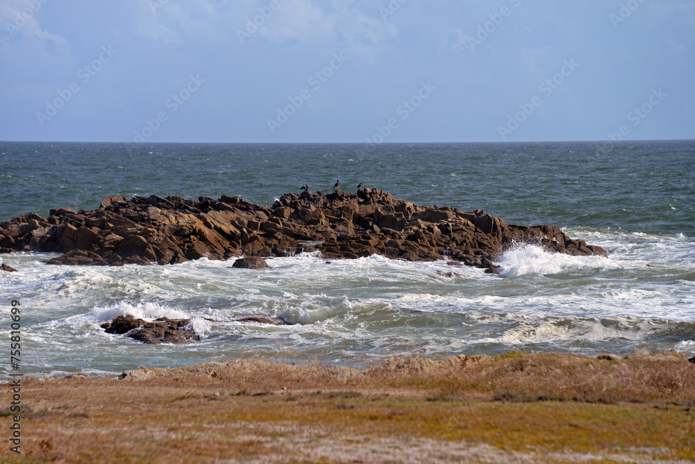 Wildes Wasser am Felsen im Atlantik