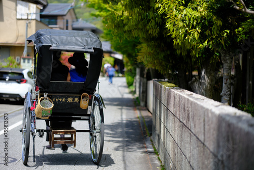 Risciò che trasporta persone trasportato da una persona in Giappone nella città di Osaka © Ricky Delli Paoli
