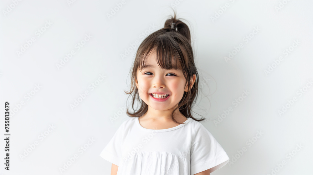 楽しそうに笑う３才の女の子