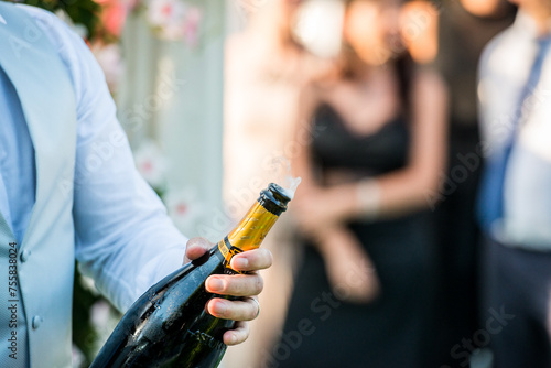 Bottiglia di spumante stappata durante i festeggiamenti photo